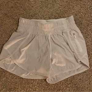 LULULEMON SHORTS - Size 2 - White